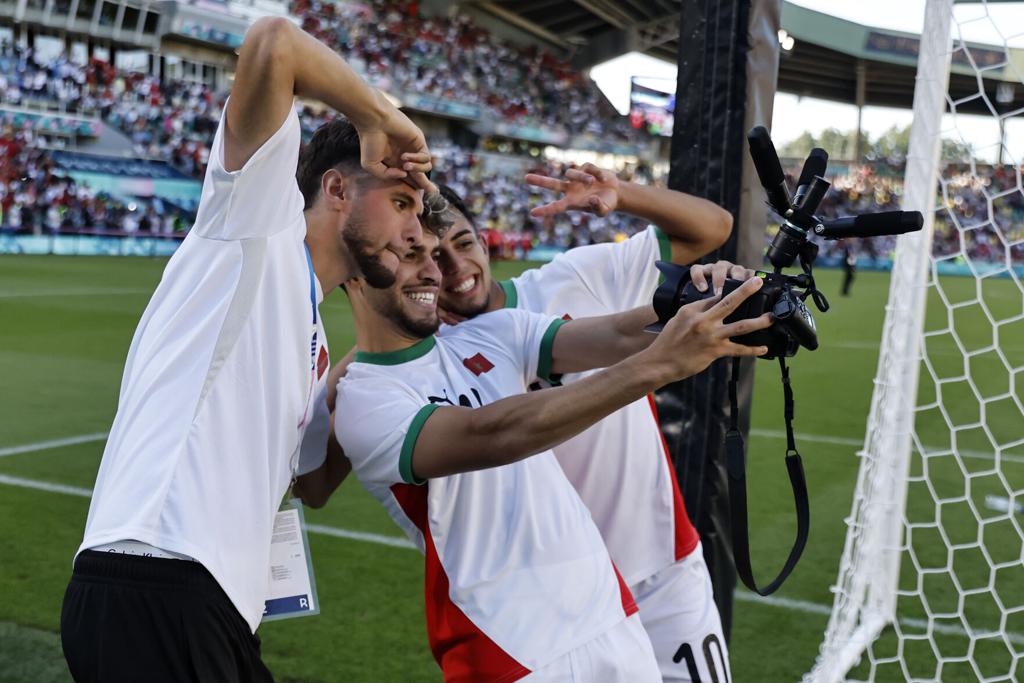 Các cầu thủ Morocco ăn mừng bàn thắng phía sau cầu môn, trong trận tranh HC đồng môn bóng đá nam Olympic 2024 diễn ra ngày 8/8/2024 trên sân La Beaujoire, Nante, Pháp. Ảnh: AP.