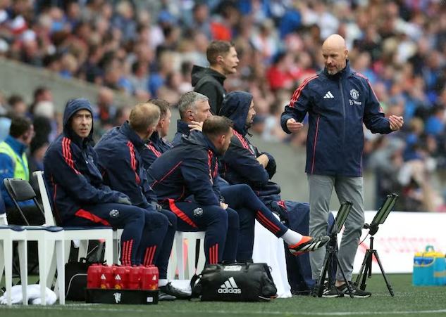 Ten Hag trao đổi với ban huấn luyện trong trận giao hữu giữa Man Utd và Rangers trên sân Murrayfield, Edinburgh, Scotland ngày 20/7. Ảnh: Reuters.