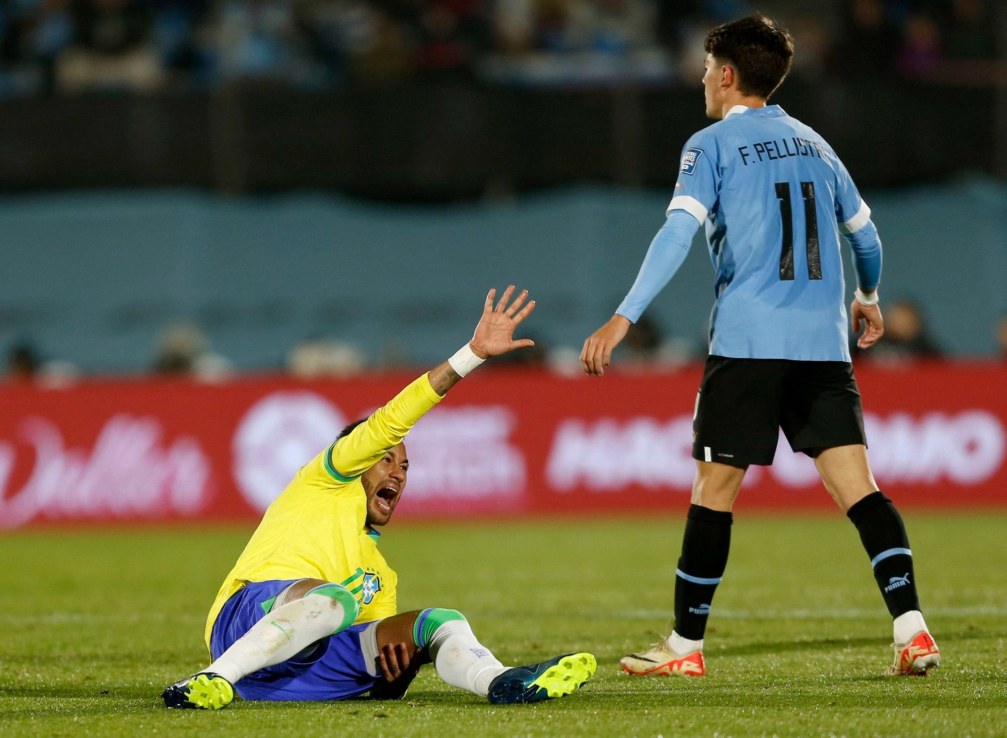 Neymar dính chấn thương trong trận Brazil - Uruguay tháng 10/2023. Ảnh: Reuters