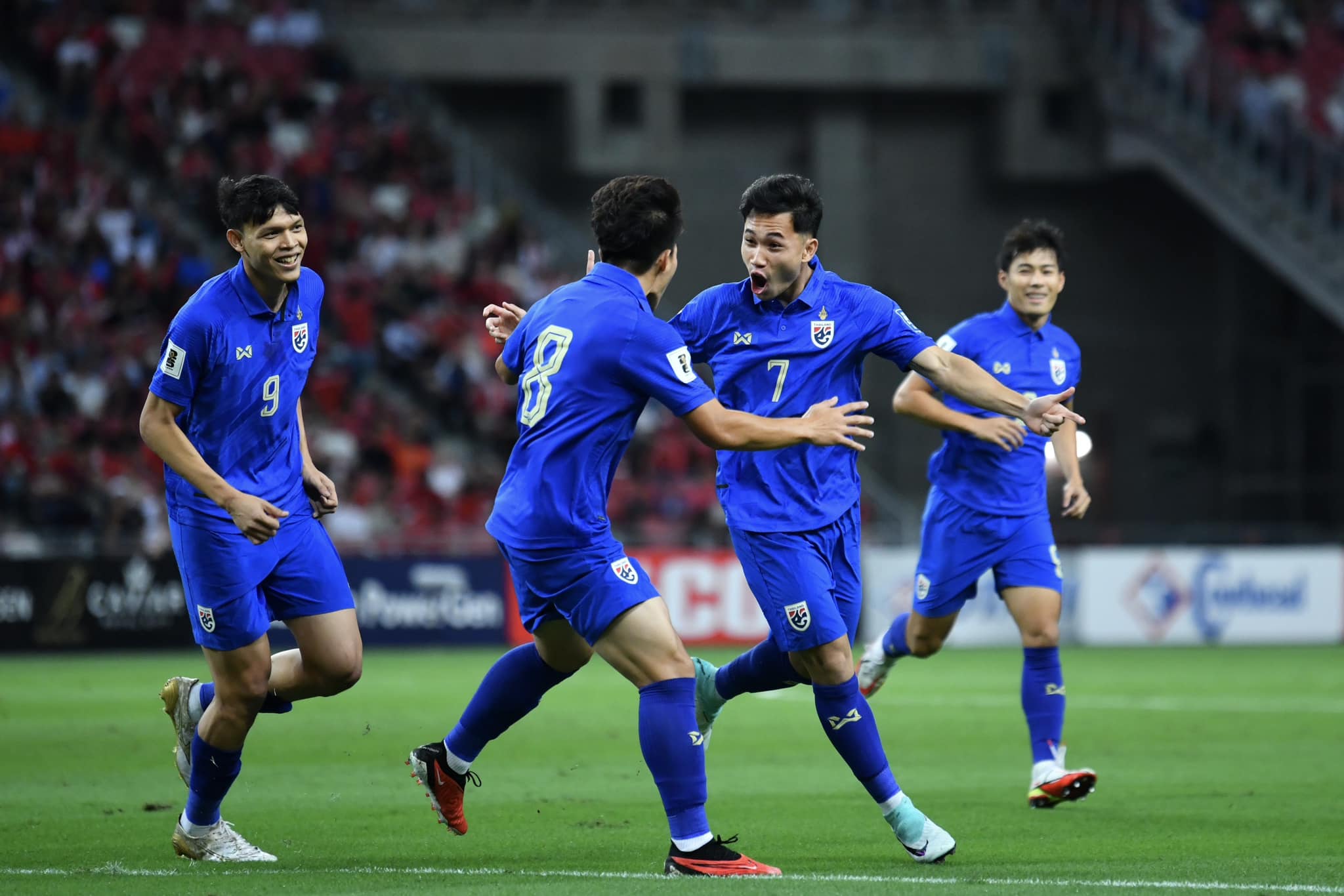 Supachok Sarachat (số 7) mừng bàn mở tỷ số trong trận Thái Lan thắng Singapore 3-1 ở vòng loại hai World Cup 2026 - khu vực châu Á. Ảnh: FAT