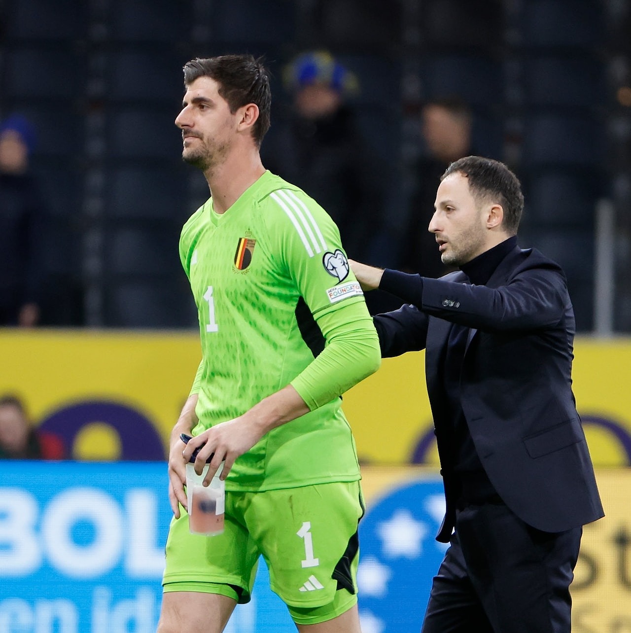 Thủ môn Courtois và HLV Tedesco sau một trận đấu cùng tuyển Bỉ ở vòng loại Euro 2024. Ảnh: Beeld Photo News