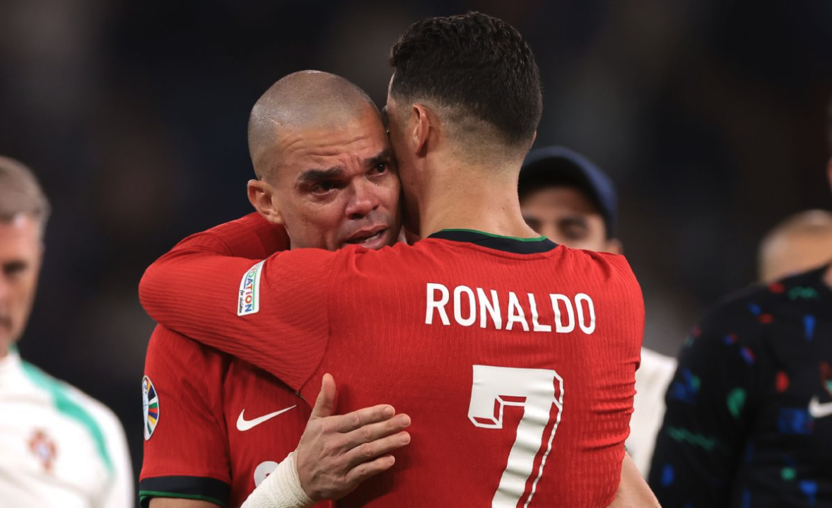 Ronaldo ôm Pepe sau khi Bồ Đào Nha thua Pháp ở tứ kết Euro 2024. Ảnh: Reuters