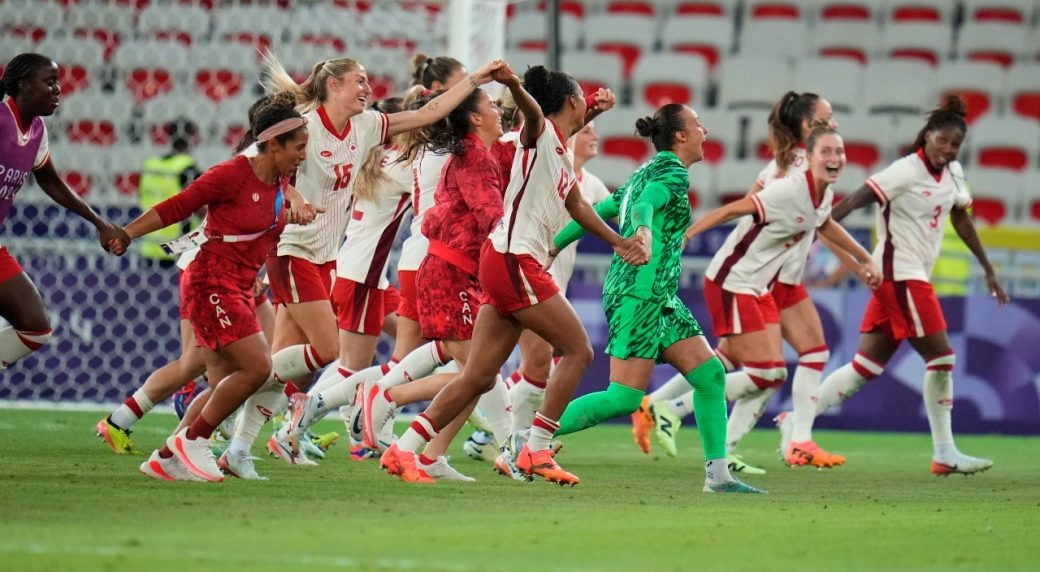 Cầu thủ Canada mừng chiến thắng trước Colombia, trên sân Allianz Riviera, Nice hôm 31/7. Ảnh: Reuters