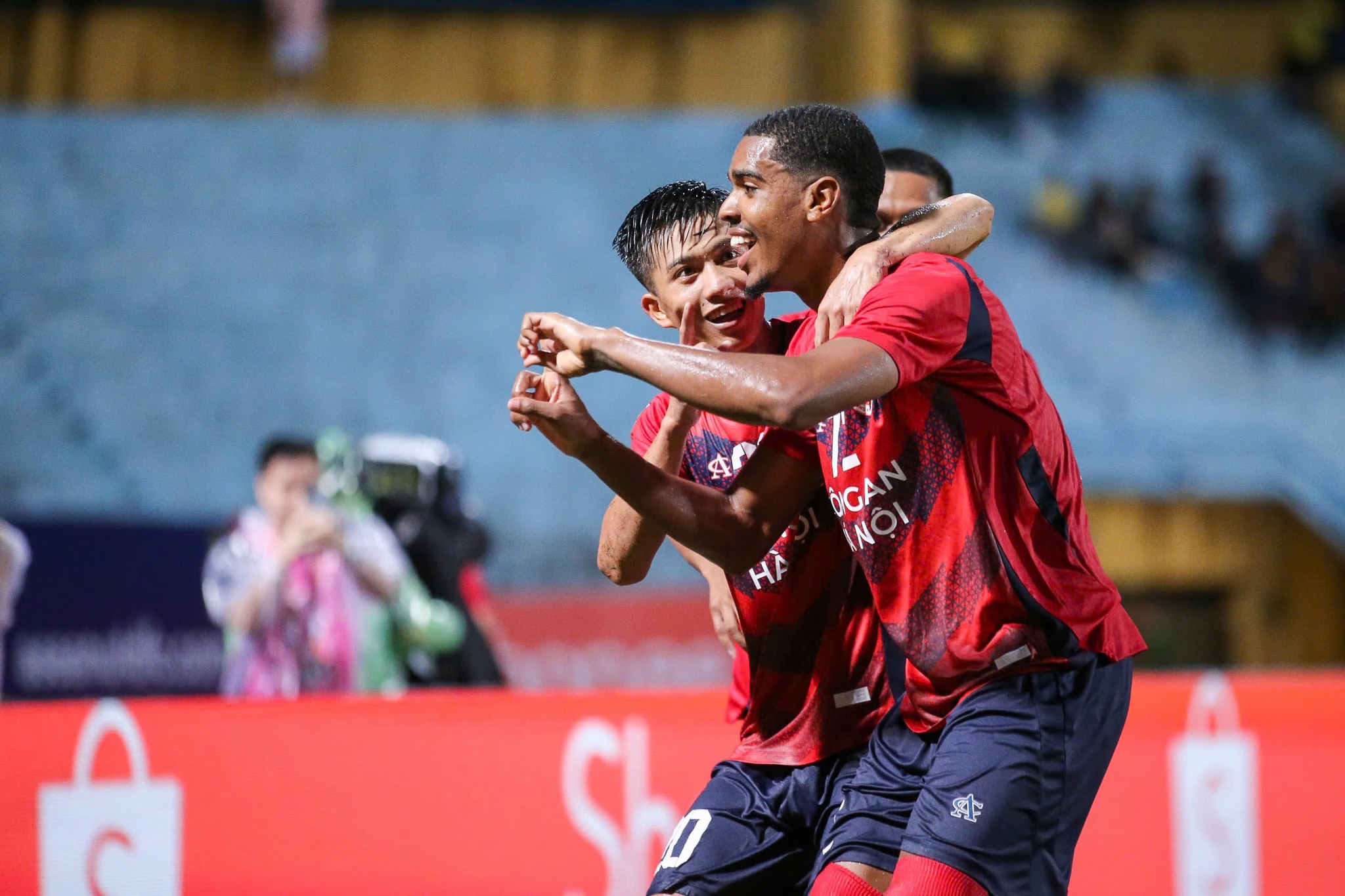 Phan Văn Đức (trái) mừng cùng Alan Sebastiao sau bàn ấn định tỷ số 2-1 cho Công an Hà Nội trước Buriram United, ở lượt ra quân bảng B Cup CLB Đông Nam Á 2024-2025. Ảnh: VFF